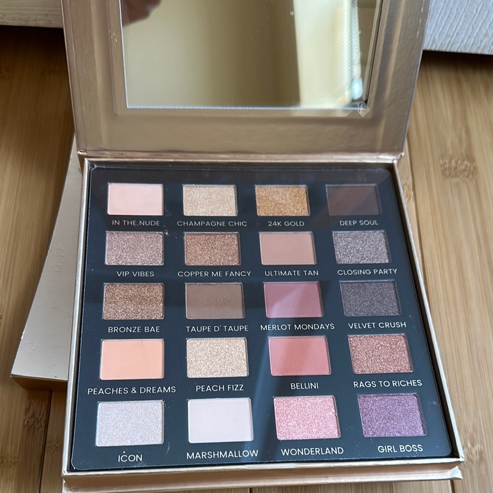 NWT Iconic Eyeshadow Palette with Mirror - 16 Shades